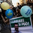 Matteo Salvini a Livorno: contestatori lanciano uova. Lui: "Sfigati"23