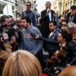 Matteo Salvini a Livorno: contestatori lanciano uova. Lui: "Sfigati"04