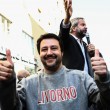 Matteo Salvini a Livorno: contestatori lanciano uova. Lui: "Sfigati"