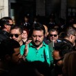 Matteo Salvini a Livorno: contestatori lanciano uova. Lui: "Sfigati"8