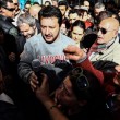 Matteo Salvini a Livorno: contestatori lanciano uova. Lui: "Sfigati"15