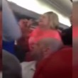 VIDEO YouTube: scozzesi ubriachi molestano hostess e picchiano passeggeri in volo 03