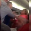 VIDEO YouTube: scozzesi ubriachi molestano hostess e picchiano passeggeri in volo 05