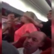 VIDEO YouTube: scozzesi ubriachi molestano hostess e picchiano passeggeri in volo 06