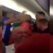 VIDEO YouTube: scozzesi ubriachi molestano hostess e picchiano passeggeri in volo 04