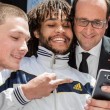 Francois Hollande, selfie con 2 giovani in Svizzera: e spunta il dito medio