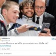 Francois Hollande, selfie con 2 giovani in Svizzera: e spunta il dito medio02