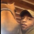 VIDEO YouTube. Selfie insieme al cavallo: l'animale lo ringrazia con un bacio 3