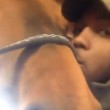 VIDEO YouTube. Selfie insieme al cavallo: l'animale lo ringrazia con un bacio 5