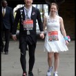Laura Harvey e Paul Elliot si sposano durante Maratona Londra8