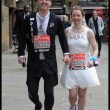Laura Harvey e Paul Elliot si sposano durante Maratona Londra12