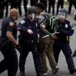 Baltimora, scontri con polizia dopo nero ucciso: 15 feriti, saccheggi e incendi
