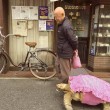 Tokyo, uomo a passeggio con la sua tartaruga gigante03