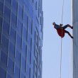 Vancouver, si arrampicano sulla Shaw Tower per beneficenza vestiti da supereroi