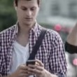 VIDEO YouTube - Spot choc non usare smartphone mentre cammini altrimenti (2)