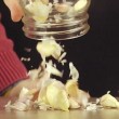 come sbucciare un aglio in 30 secondi? Basta agitarlo in un barattolo