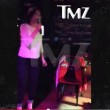Amanda Knox canta "Zombie" dei Cranberries in un bar-karaoke