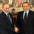 Silvio Berlusconi e il primo ministro russo Vladimir Putin il 26 aprile del 2010, a villa Gernetto al termine di una conferenza stampa (foto Ansa)