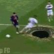 VIDEO YouTube - Boateng cade nella buca e Messi segna...