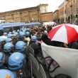 Bologna, Renzi contestato alla Festa dell'Unità. Lui: "Non mi spaventate04