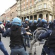 Bologna, Renzi contestato alla Festa dell'Unità. Lui: "Non mi spaventate10