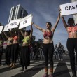 Argentina, ostetriche protestano in topless in strada06