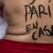 Argentina, ostetriche protestano in topless in strada02