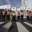 Argentina, ostetriche protestano in topless in strada