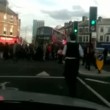 Londra, decine di passanti sollevano bus che schiaccia ciclista05