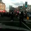 Londra, decine di passanti sollevano bus che schiaccia ciclista