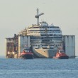 Costa Concordia, ultimo viaggio: relitto arriva ex Superbacino04