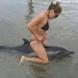 peru, coppia "cavalca" delfino spiaggiato e mette FOTO su Fb. Animalisti protestano04