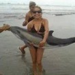 peru, coppia "cavalca" delfino spiaggiato e mette FOTO su Fb. Animalisti protestano02