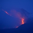 Etna erutta di nuovo: lava fuoriesce dal cratere sud-est11