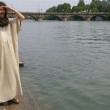 Ragazzo vestito da Gesù si aggira per Torino: la polizia lo ferma 5 volte02