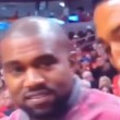 Kanye West sorride, telecamera lo inquadra e torna serio