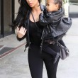 Kim Kardashian e figlia Nori "dark": tutte e 2 indossano giacca pelle nera09