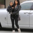 Kim Kardashian e figlia Nori "dark": tutte e 2 indossano giacca pelle nera07