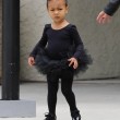 Kim Kardashian e figlia Nori "dark": tutte e 2 indossano giacca pelle nera04