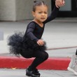 Kim Kardashian e figlia Nori "dark": tutte e 2 indossano giacca pelle nera02