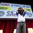 "Camerati non spingete". C'è Matteo Salvini a Roma nera