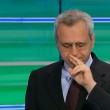 VIDEO Enrico Mentana sopraffatto dalla tosse durante il Tg