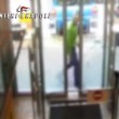 VIDEO YouTube. Napoli, rapinano supermercato, si ribaltano con auto durante fuga5