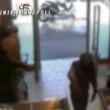 VIDEO YouTube. Napoli, rapinano supermercato, si ribaltano con auto durante fuga3