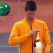 Djokovic apre lo champagne dopo aver sconfitto Federer a Roma