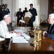 Papa Francesco abbraccia Abu Mazen: "Lei sia angelo della pace"02