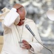 Papa Francesco a piazza San Pietro: il vento fa volare lo zucchetto