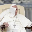 Papa Francesco a piazza San Pietro: il vento fa volare lo zucchetto02
