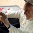 Papa Francesco, tonaca sfilacciata FOTO Pontefice "modesto" piace sui social