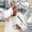 Papa Francesco a piazza San Pietro: il vento fa volare lo zucchetto03